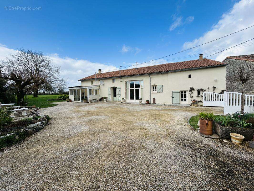 Maison à CHAMPAGNE-LE-SEC