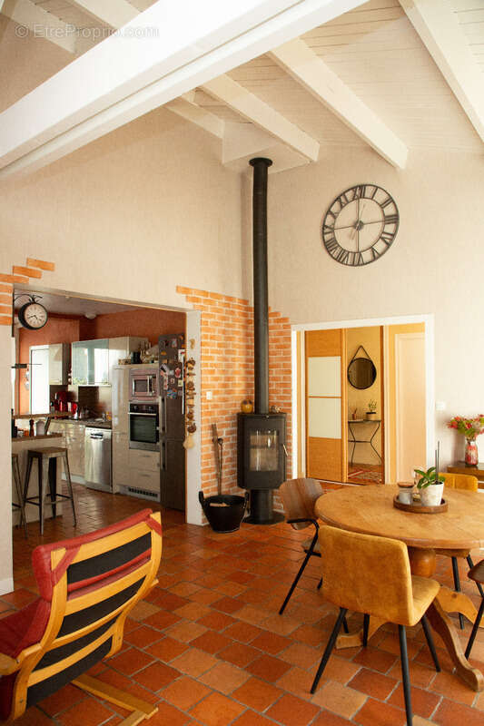 La Roche-sur-Yon Sud, sur la commune d'Aubigny, maison de style rétais de 179 m², 5 chambres, 2334 m² avec piscine - photo 6