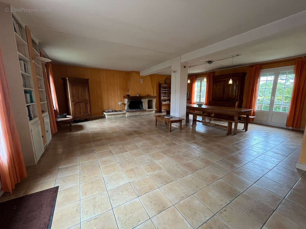 Maison à LES CLAYES-SOUS-BOIS