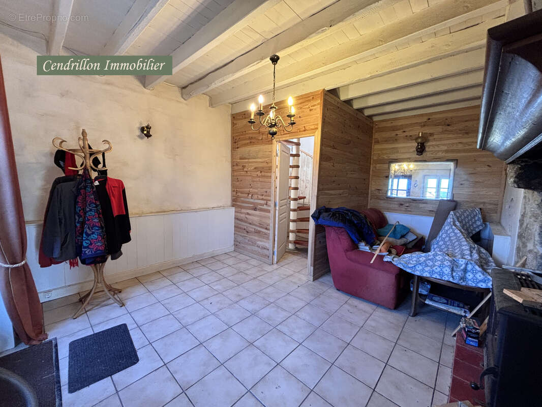 Maison en pierres, 80m2, deux chambres, grand jardin et dépendance. - photo 4