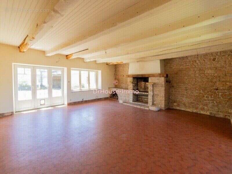 Maison 222 m² à Nalliers  - photo 2