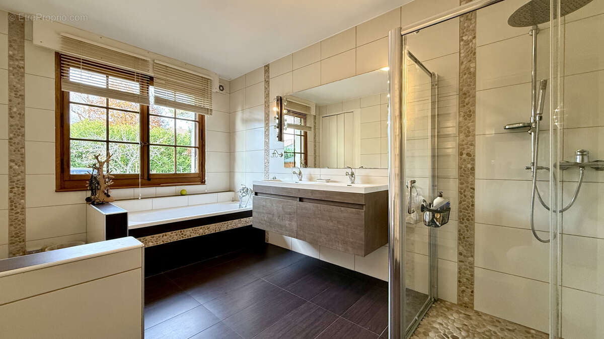 Maison à PREVESSIN-MOENS