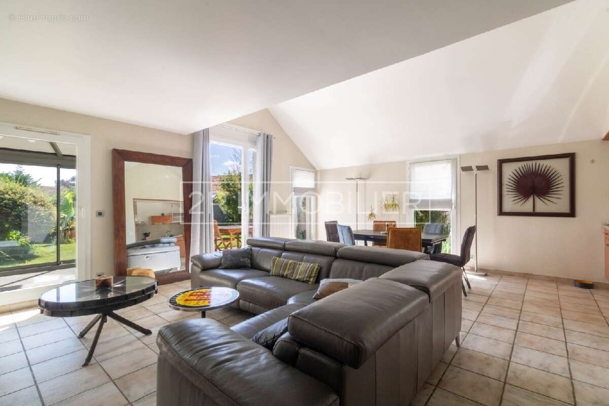 Maison à SAINT-THIBAULT-DES-VIGNES