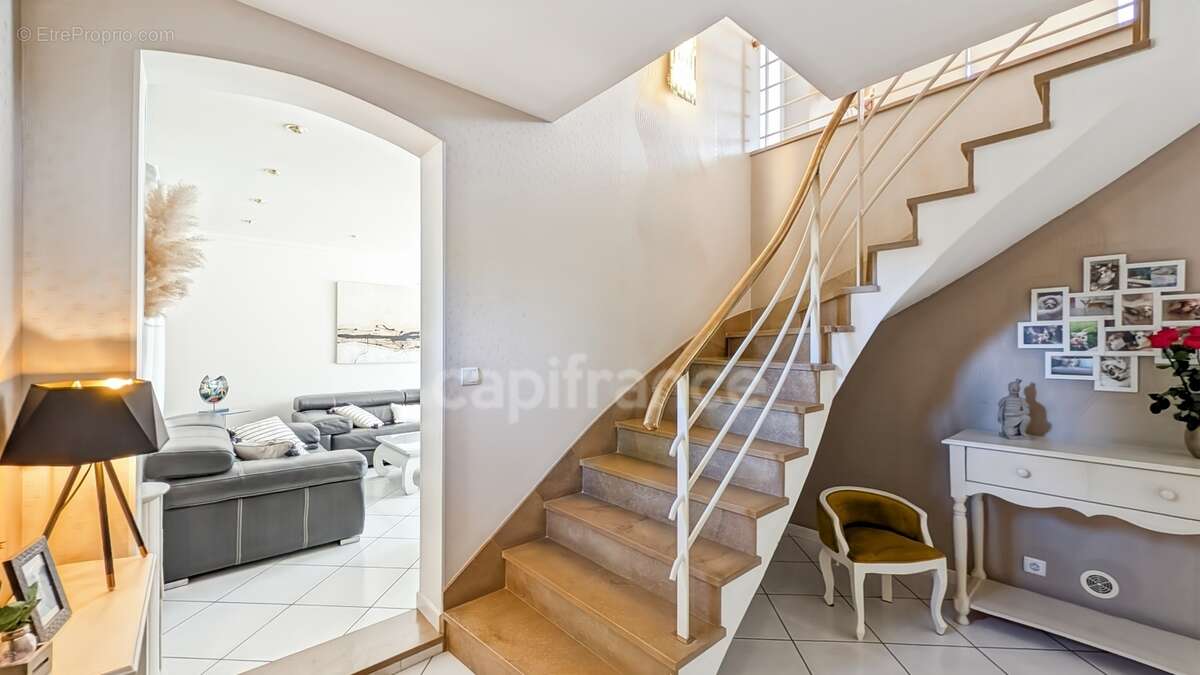 À 5 minutes de Chalon-sur-Saône (71) ​Superbe Villa de 200 m² double garage et dépendance Parc de 1 800 m² Piscine & Pool House  - photo 4