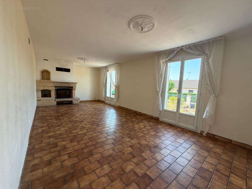 Maison de plain-pied à rénover avec jardin - Manzac-sur-Vern - photo 4