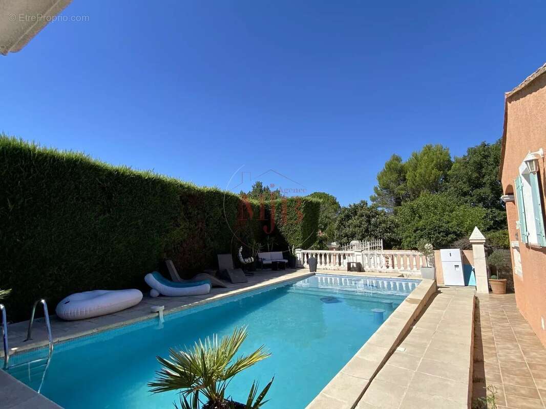 Chateauneuf le rouge chaleureuse maison familiale  commodites a pied - photo 34
