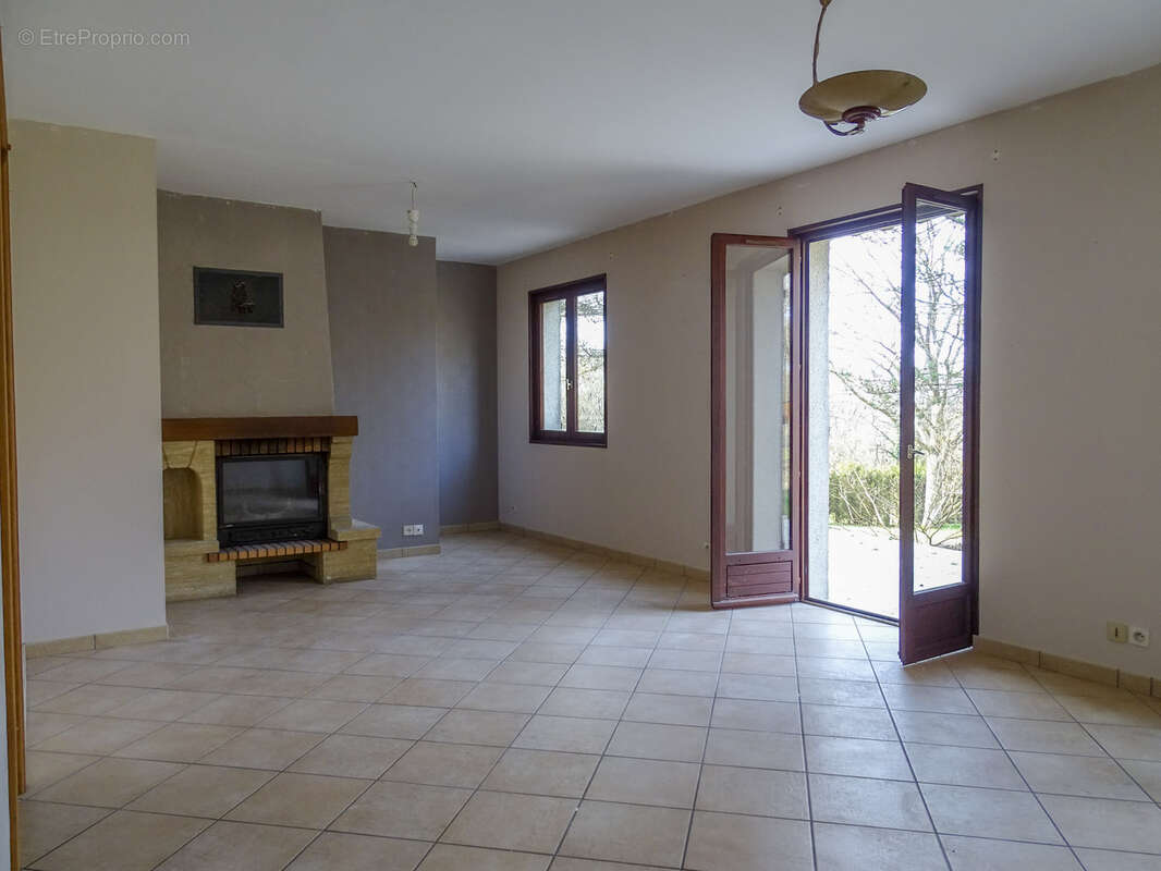 Maison à LA CHAPELLE-MONTMARTIN