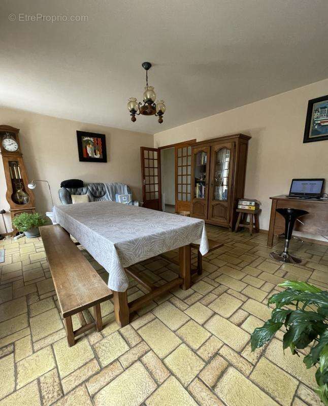 Maison au calme avec grand terrain et beau potentiel - photo 2