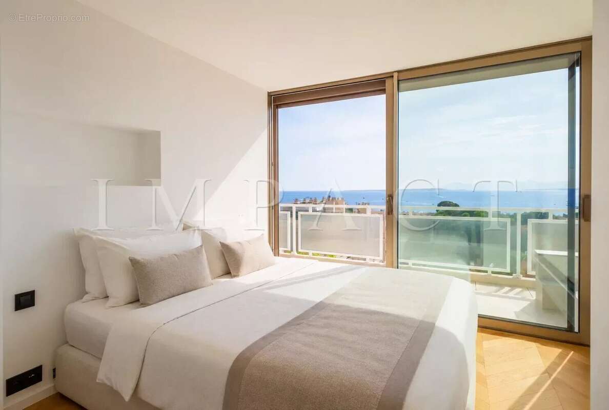 Juan-Les-Pins  Appartement 5P en duplex avec piscine et vue mer panoramique à vendre - photo 8