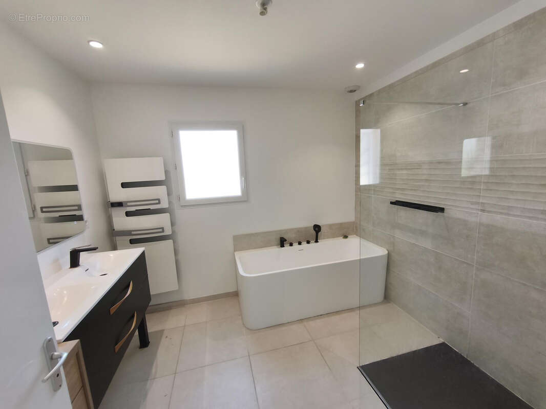 Maison récente T4 de 110 m2 de plain-pied avec terrasse et terrain clôturé - photo 8