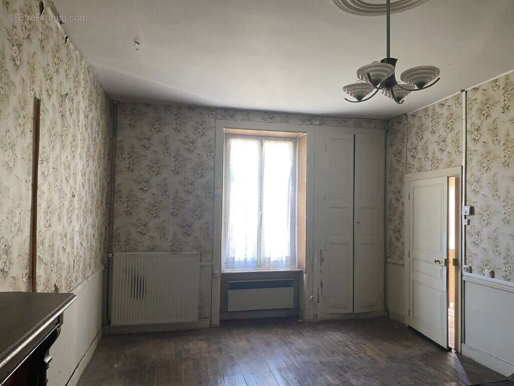 Maison à SAINT-DENIS-DES-MURS