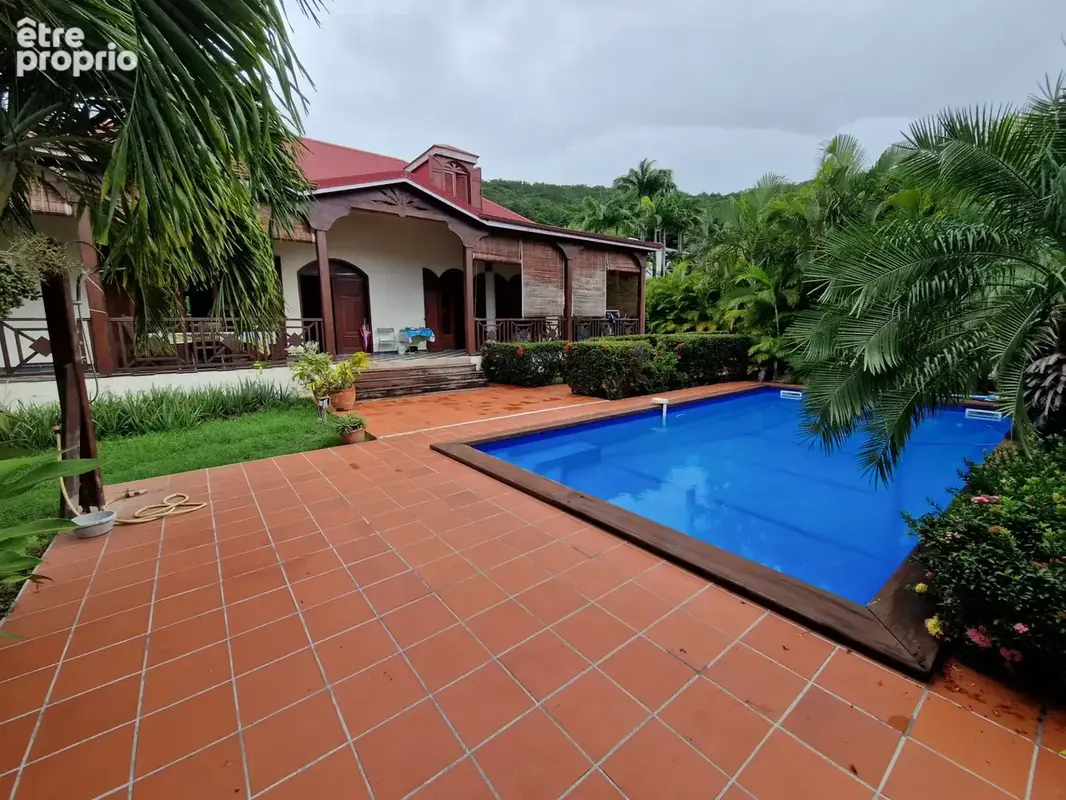 DESHAIES, Villa plage à pied, 2 bungalow, garage et piscine, sur 1 965 m² de terrain arboré - photo 4