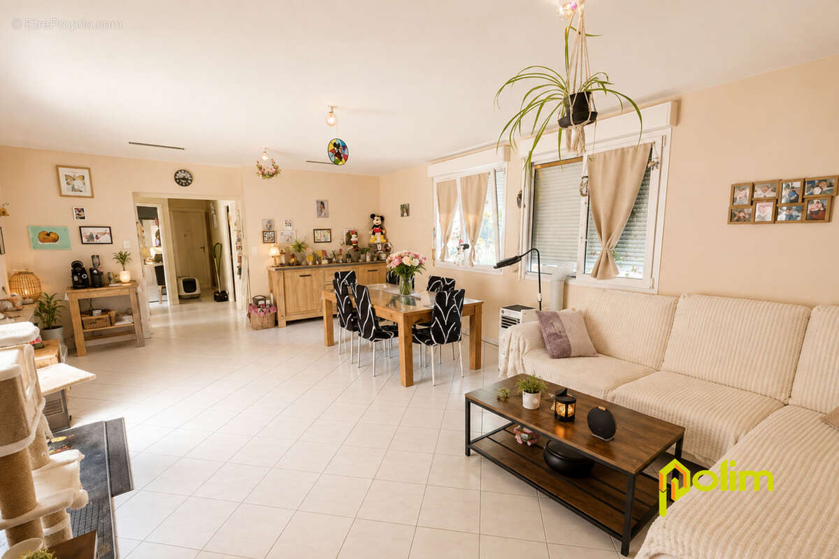 Ensemble immobilier avec appartement loué et vaste dépôt - photo 3