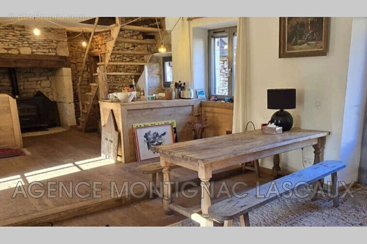 Maison à SAINT-LEON-SUR-VEZERE