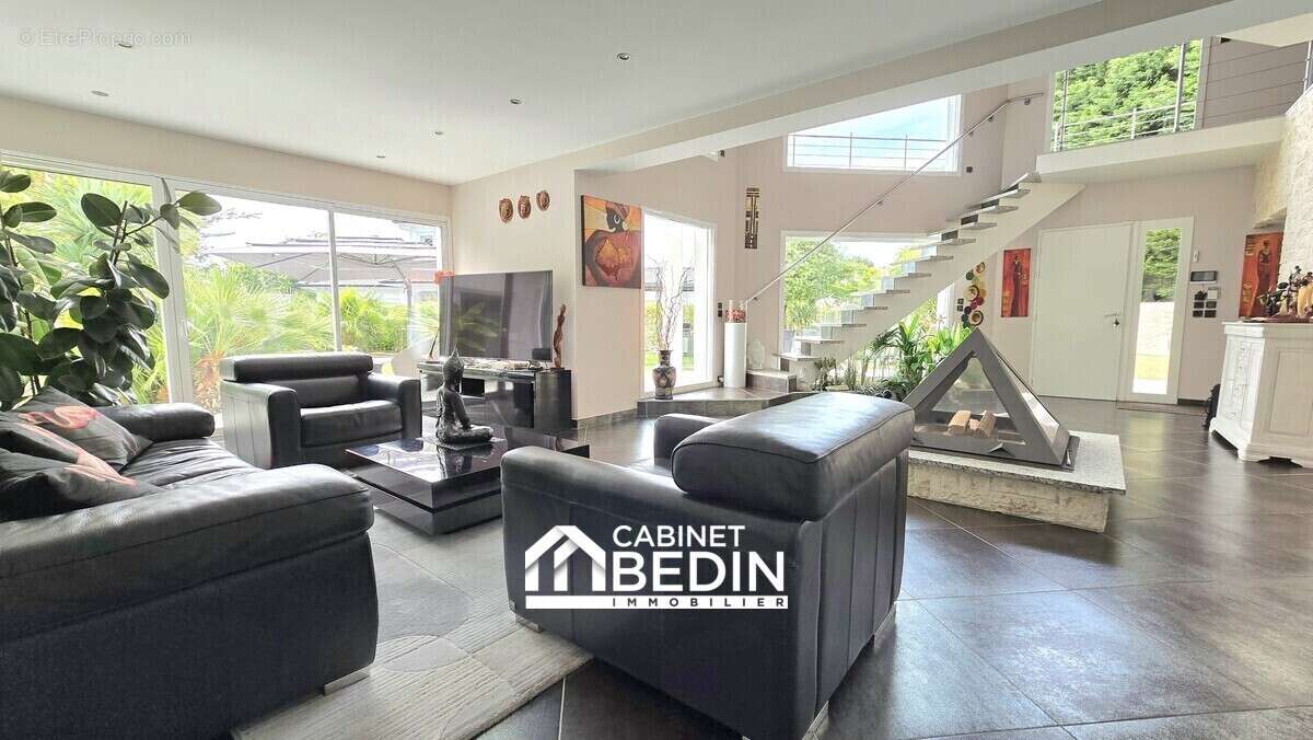 Maison 307 m² à Saint-Jean-D'illac  - photo 2