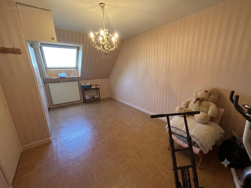 Pavillon individuel de 1986 développant 104m2 et bâti sur 868m2, très beau potentiel  ! - photo 12