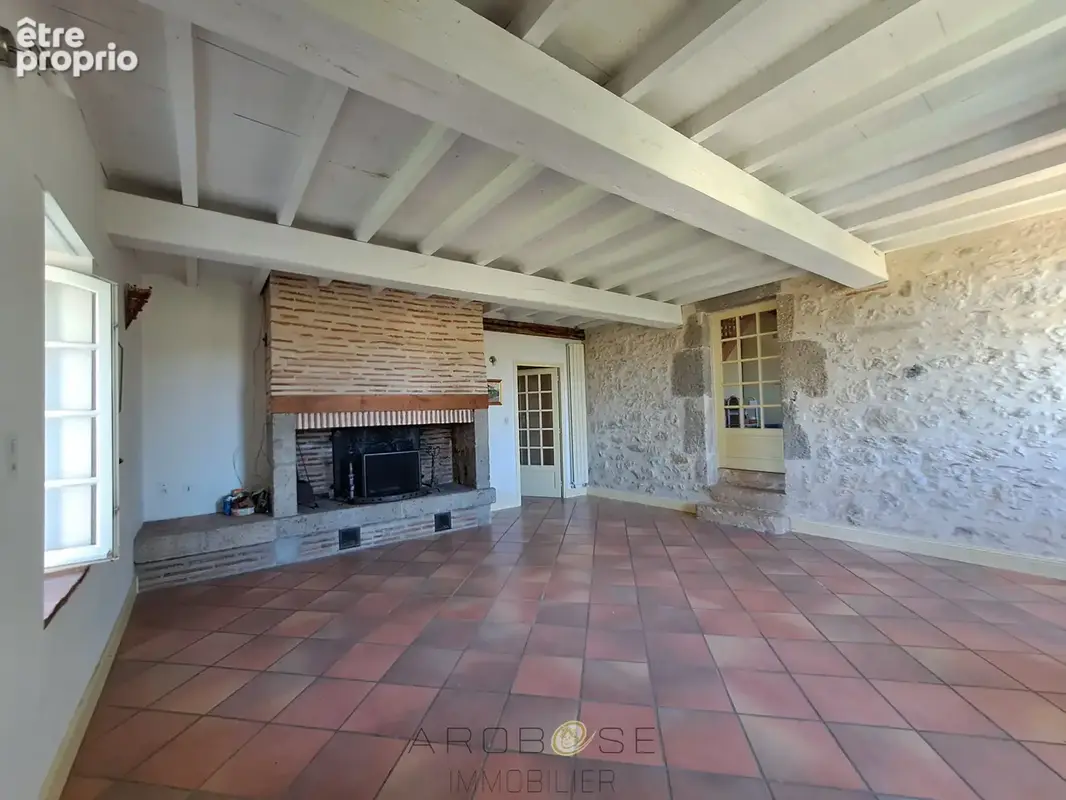 Maison de caractère en pierre dans un hameau . - photo 3