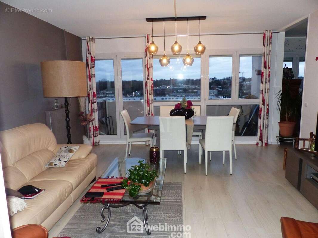 La pièce à vivre est très lumineuse et accède sur un balcon avec une belle vue d'ensemble. - Appartement à BIHOREL