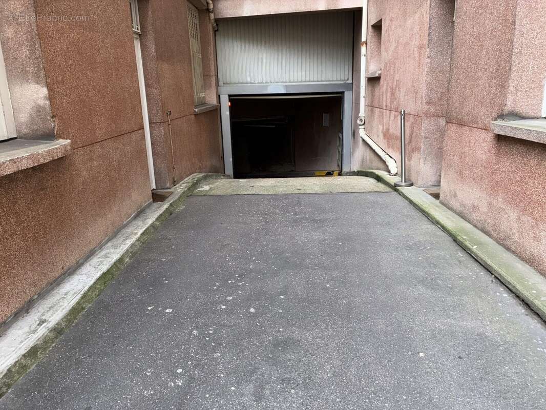 Parking à PARIS-11E