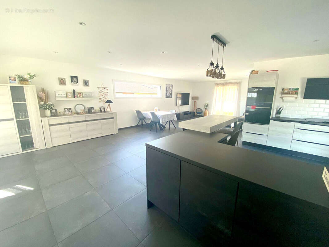 Maison de plain-pied, Saint-Maurice-de-Gourdans 154 m2 sur un terrain de 637m² - photo 9