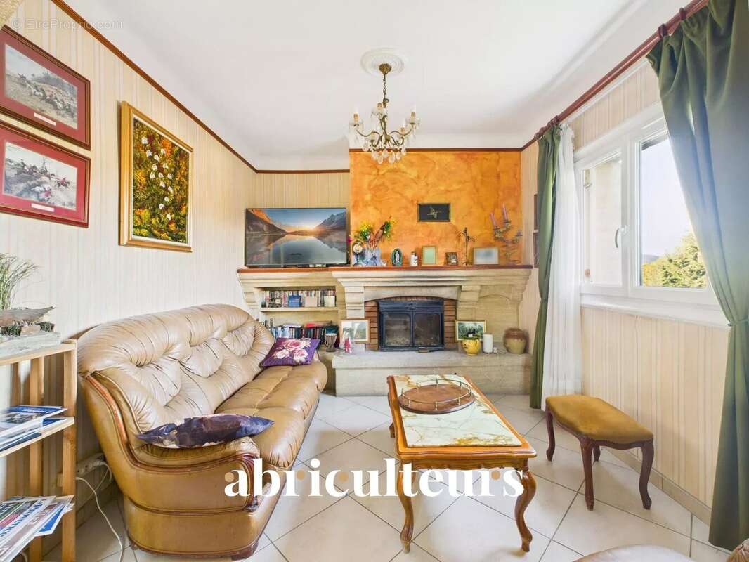 Maison à LA ROQUE-D&#039;ANTHERON