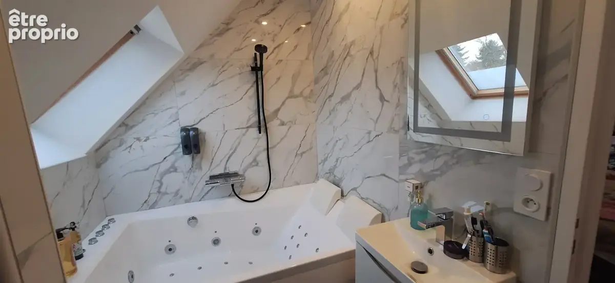 A 5 mn de la gare de sens,maison de ville avec sa terrasse privative et local commercial,ideal 1er achat. - photo 8