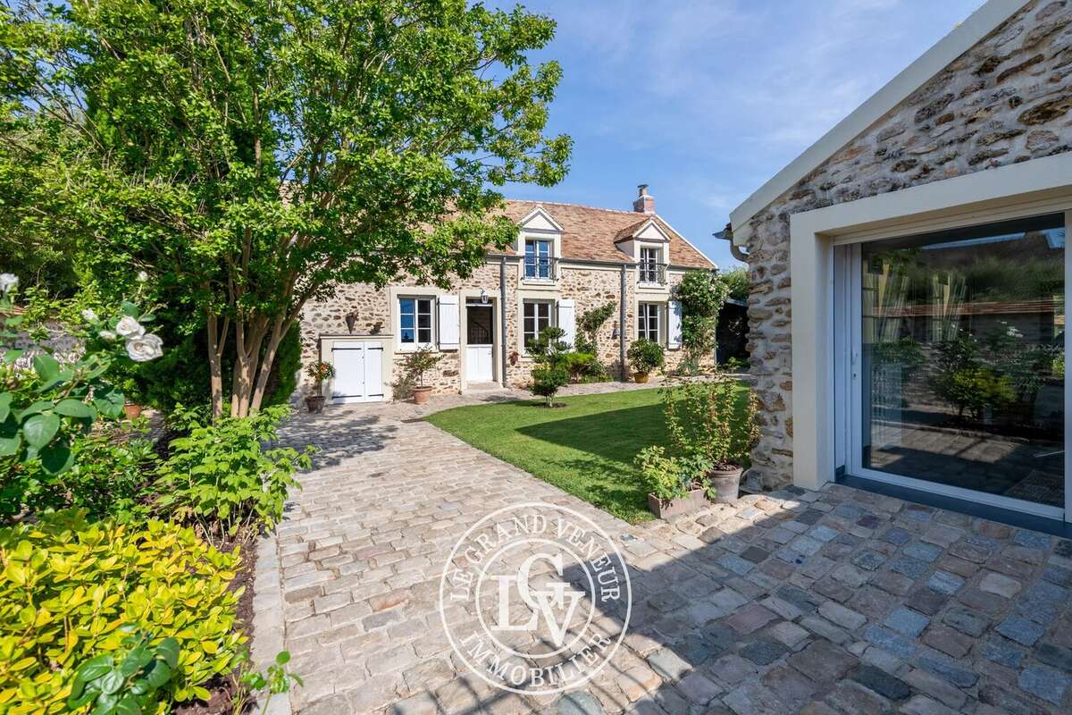 Proche barbizon - propriété traditionnelle et dépendance - 4 chambres - garage double - cave - piscine - jardin paysager - photo 3