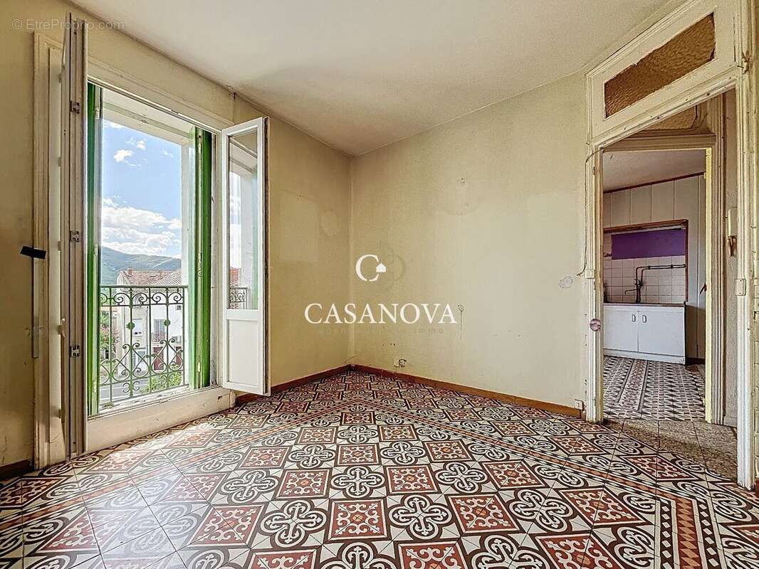 À vendre à Hérépian : grande maison de ville 300 m² avec cour, 2 garages, terrasses et fort potentiel de rentabilité proche de L - photo 7