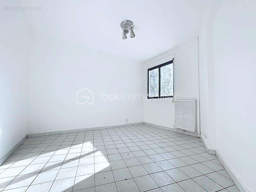 Appartement 5 pièces de 101 m² avec terrasse – Échirolles - photo 2
