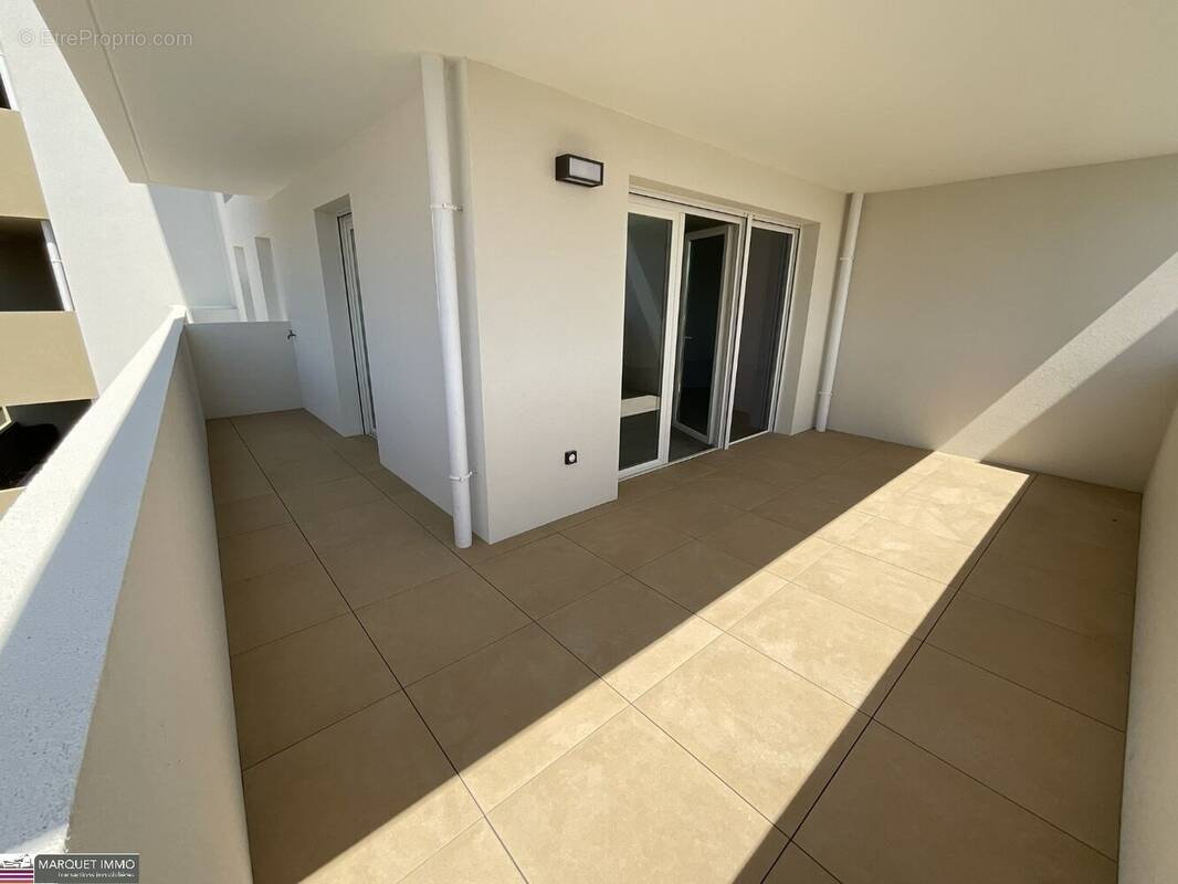 APT T3 offrant 67 m² avec terrasse 19 m² et parking au 3° étage avec ascenseur... - photo 2