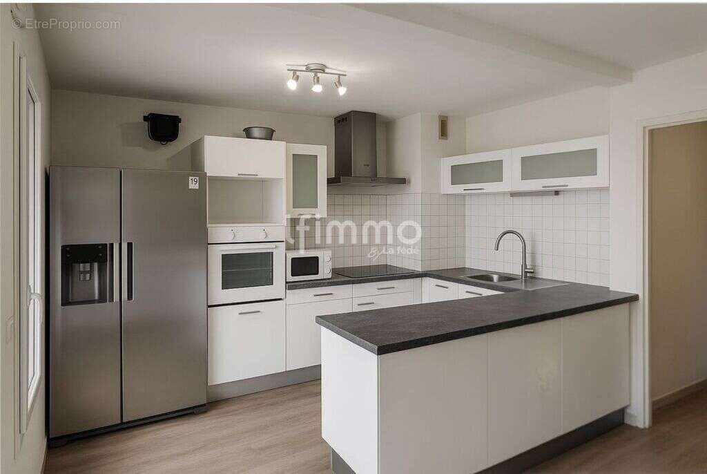 T3 71 m² – 2 grandes chambres – Balcon – Ascenseur – Parking – D - photo 3