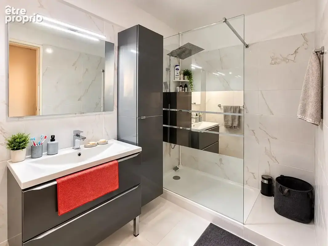 Appartement t3/4 63m2 hopital europeen - photo 4