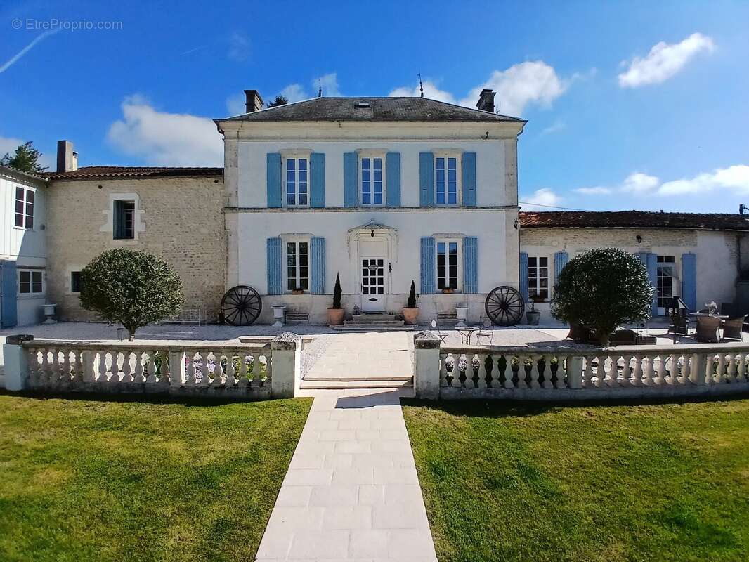 Maison à SAINT-JEAN-D'ANGELY