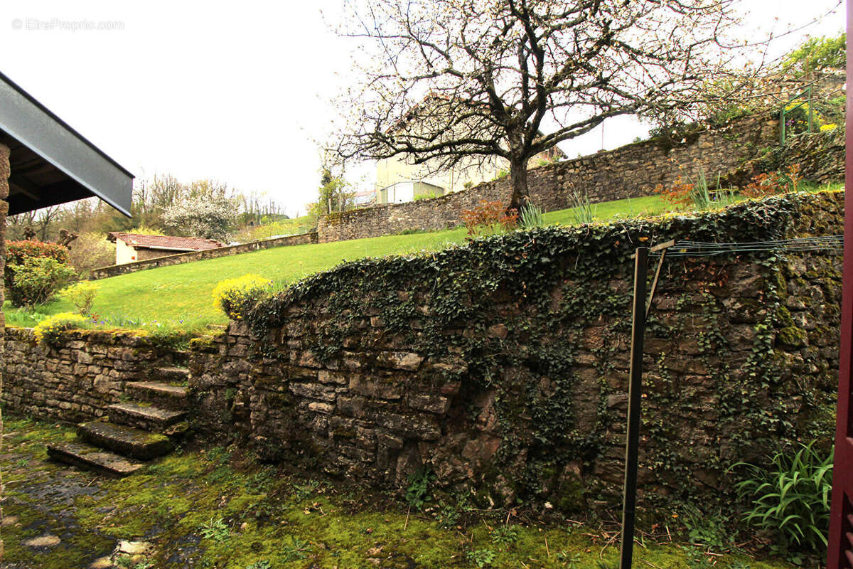 Maison de village et ses dépendances. - photo 8
