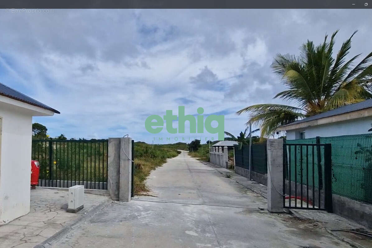 Terrain à PETIT-CANAL