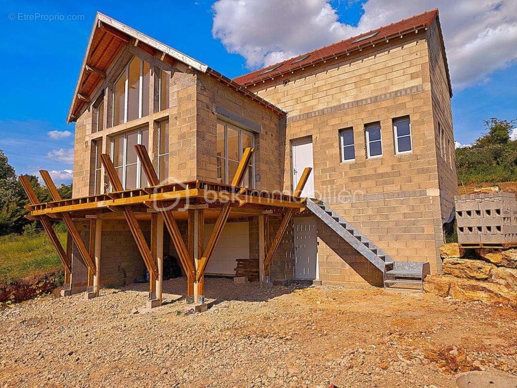 Maison exceptionnelle vue panoramique, d’une superficie de 144 m², sur sous-sol de 56 m² édifié sur terrain de 410 m² arboré et  - photo 5