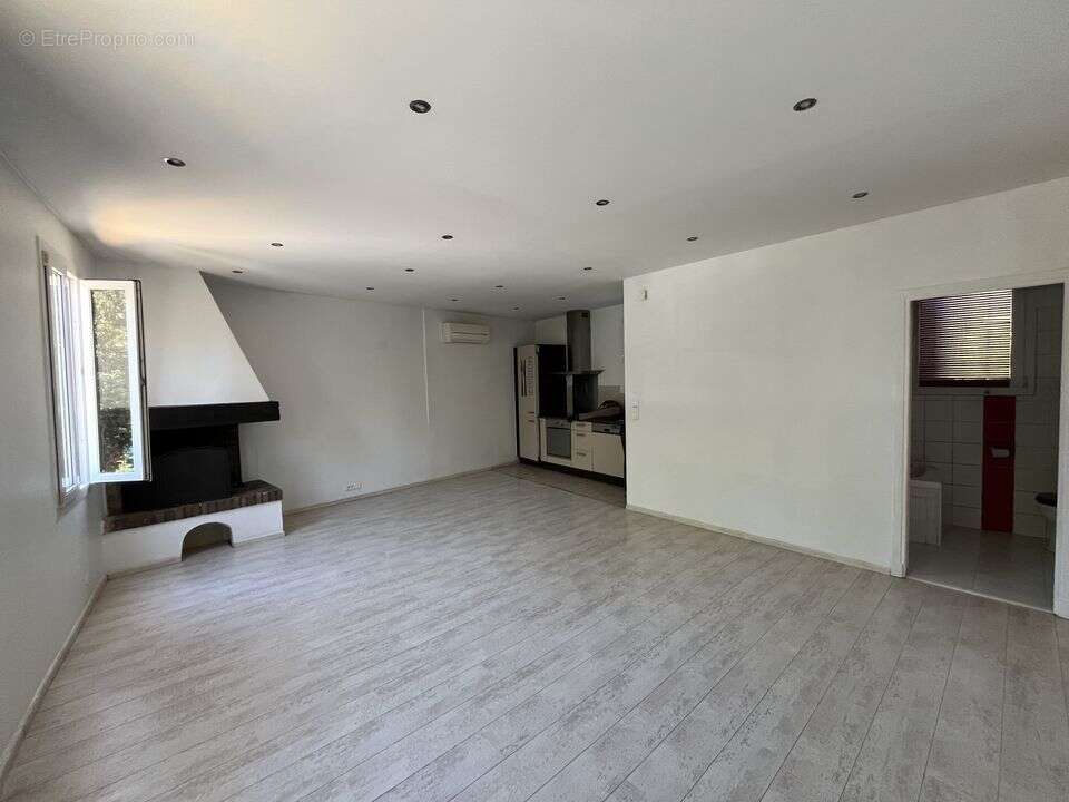 ESPACE DE VIE ET ENTRÉE SALLE DE BAINS - Appartement à VILLENEUVE-LOUBET