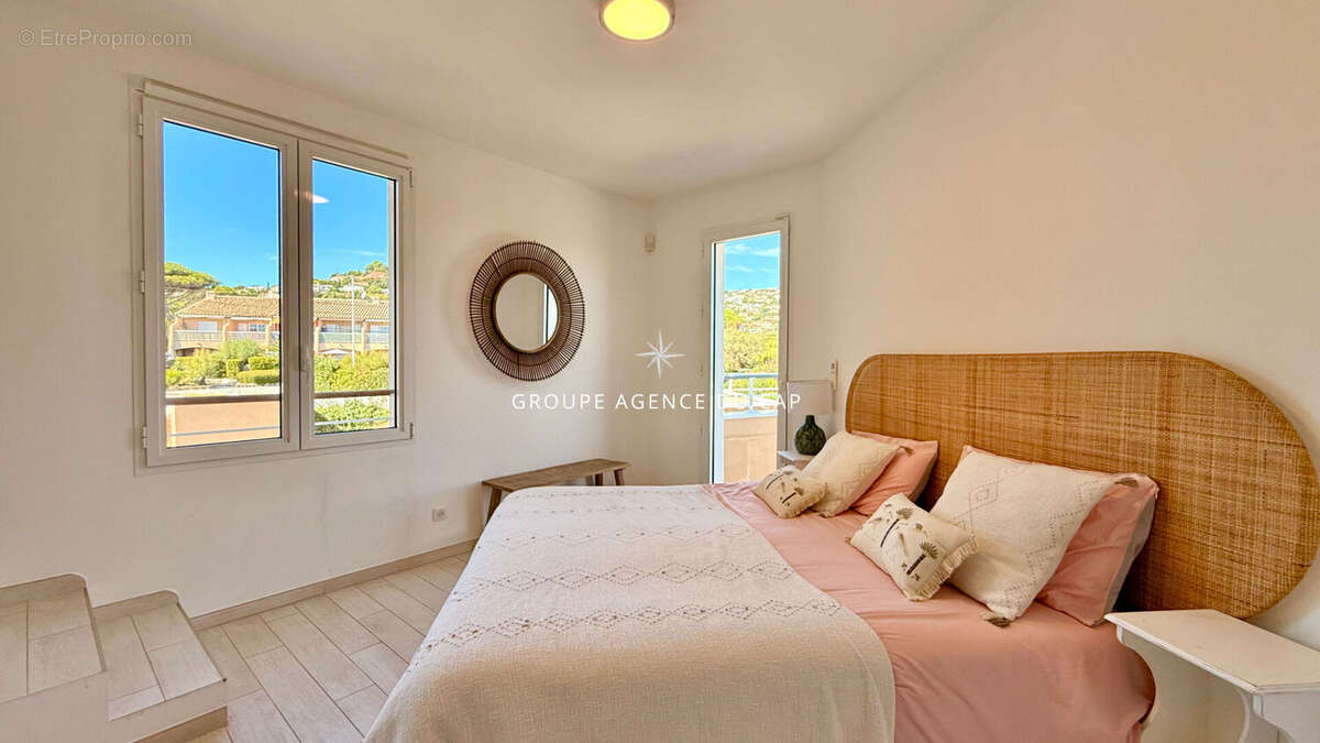 Villa pieds dans l'eau 7 pieces avec piscine vue golfe de saint tropez, aux issambres - photo 11