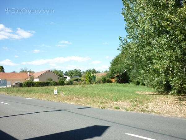 Terrain à SAINT-YRIEIX-LA-PERCHE