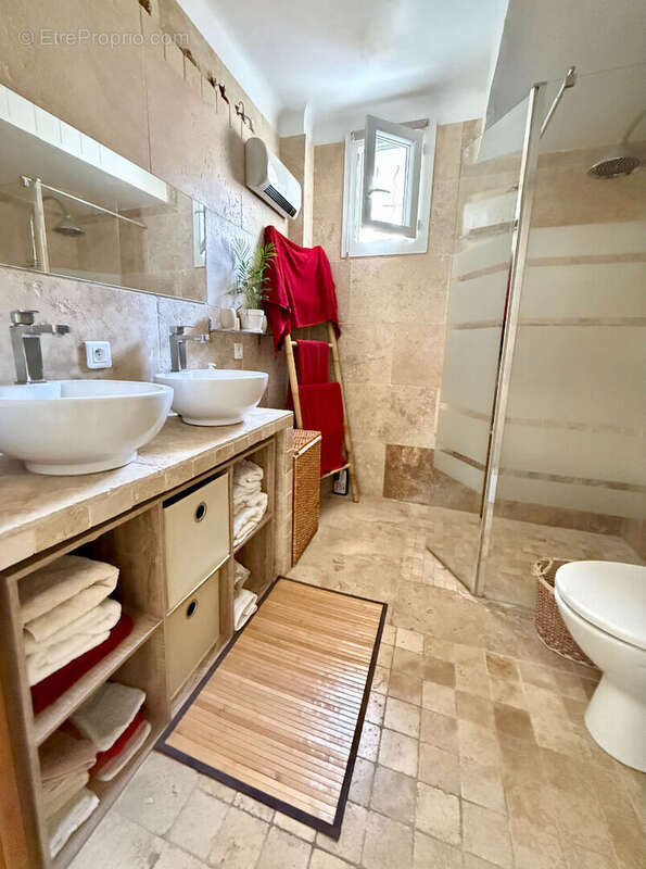Une maison familiale où il fait bon vivre, au coeur du village de Mallemort! - photo 14