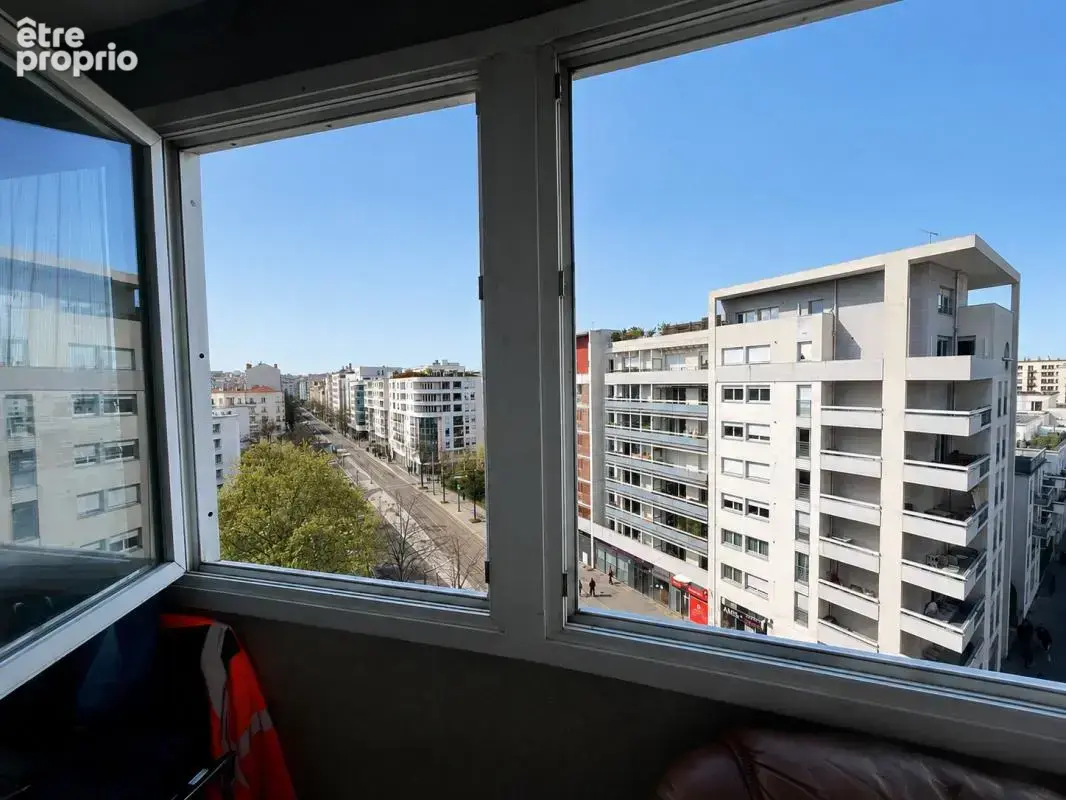 T2 lumineux en étage élevé — Loggia, vue dégagée, tramway au pied - photo 4