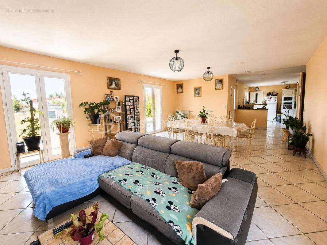 Maison familiale de plain-pied de 170 m² avec 2 830 m² de terrain - photo 2