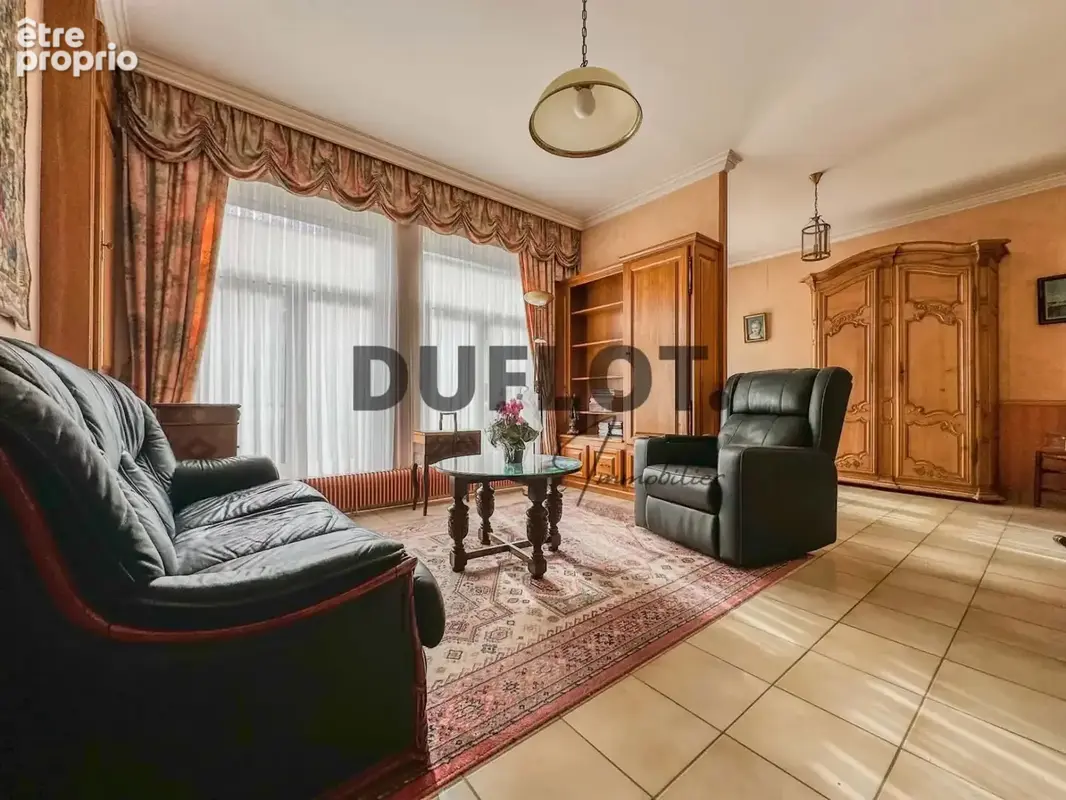 Grande mitoyenne atypique avec 2 grands garages et superbe extérieur - photo 6