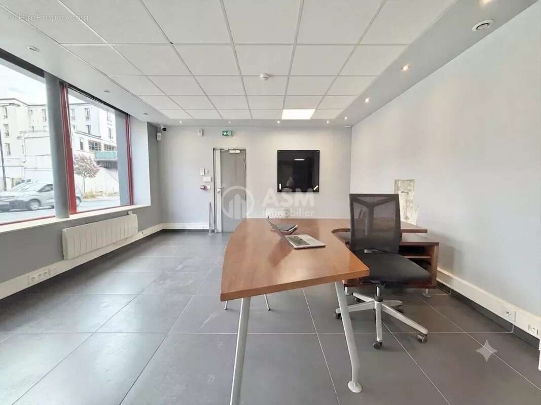 A VENDRE - Local Commercial Touche Activités avec Extraction – 140m2 - COURBEVOIE BECON ( limite île de la Jatte) - photo 2