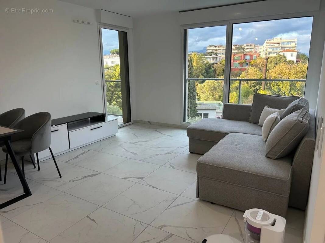 Photo Appartement à Saint-Laurent-Du-Var au prix de 435 000€