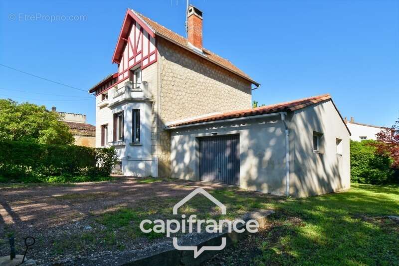 Maison à SAINT-JEAN-D'ANGELY