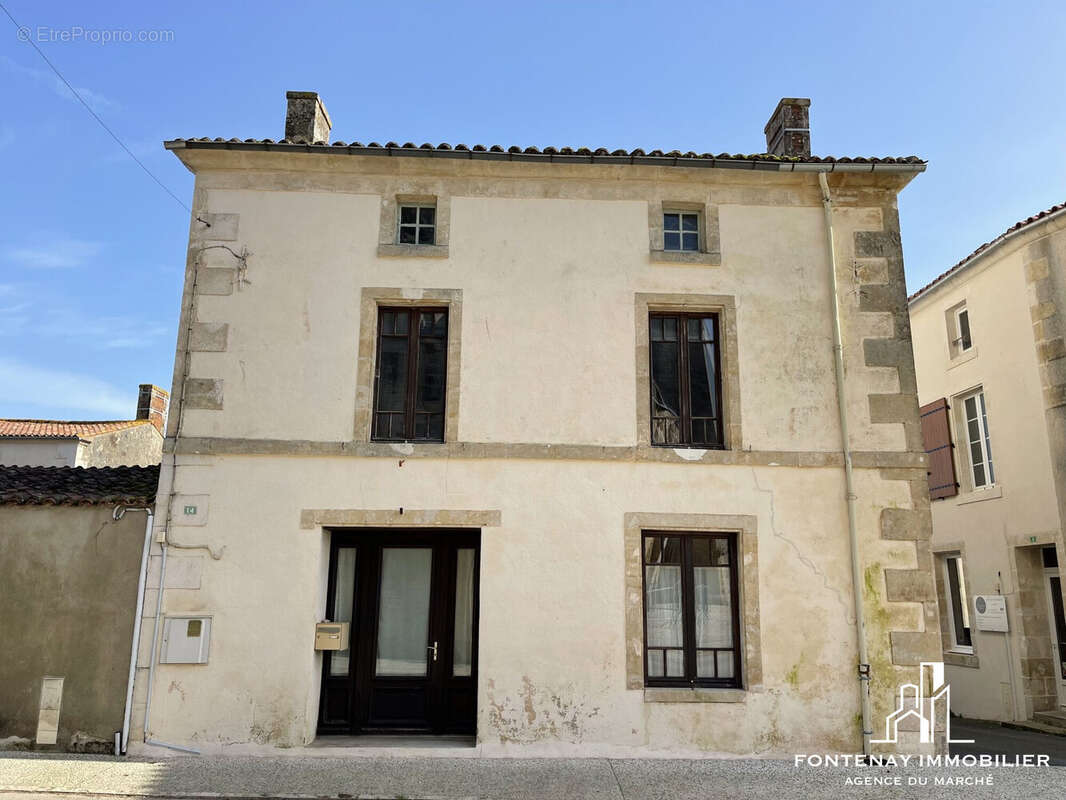 Maison à SAINT-HILAIRE-DES-LOGES