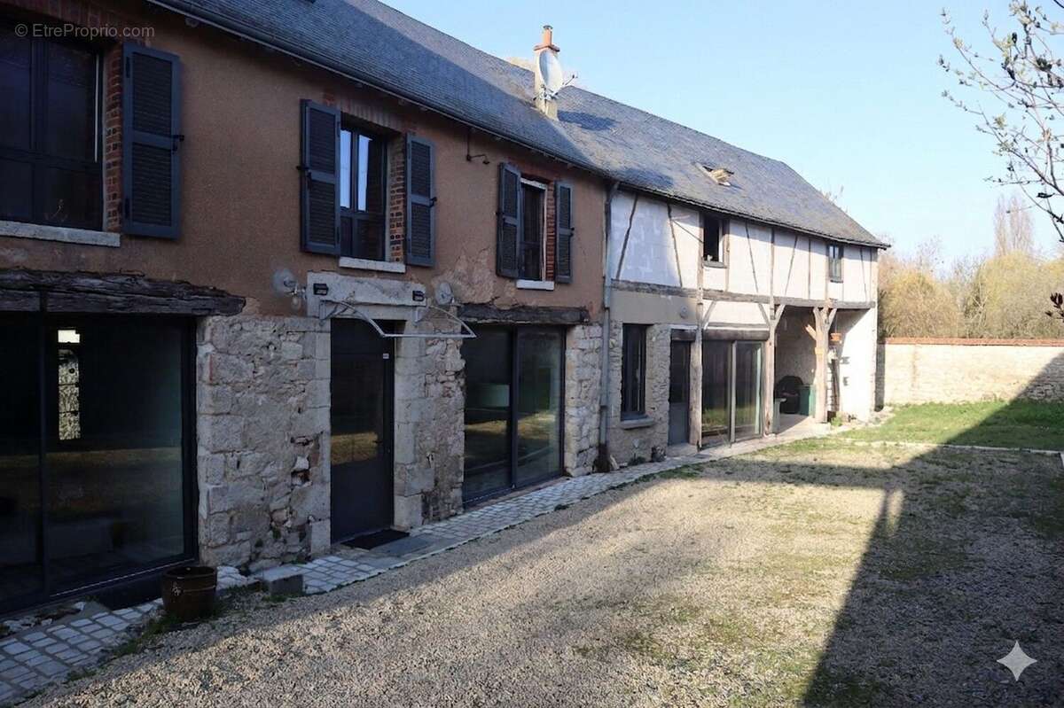 Appartement 327 m² à Cepoy  - photo 2