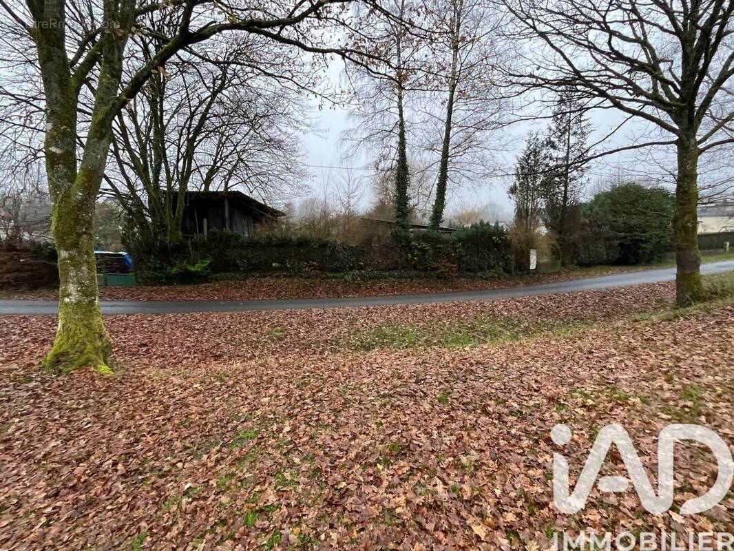 Photo 1 - Terrain à SECHEVAL