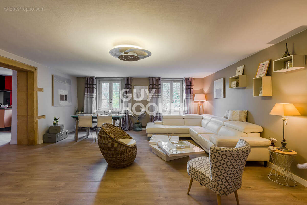 Appartement à POUILLY-LE-MONIAL